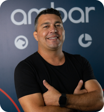 homem de braços cruzados